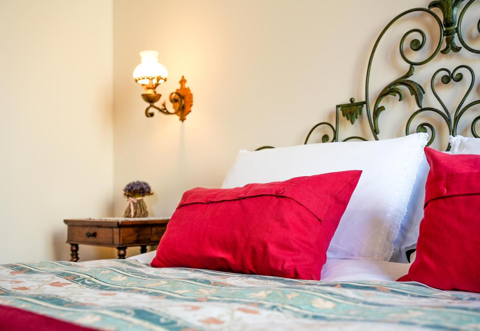 B&B Locanda Tempi Lontani Adults Only Orta San Giulio Rum bild